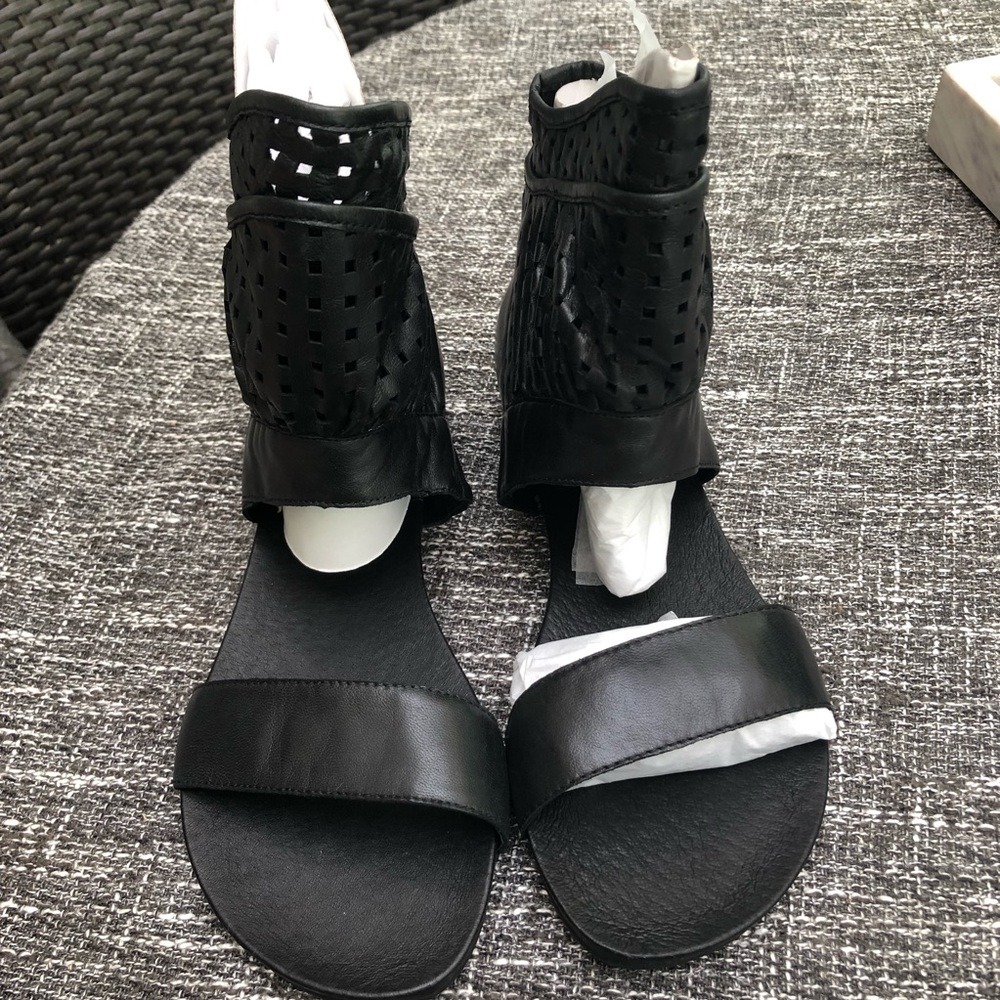 Steve Madden Black Flat Gladiator Sandals